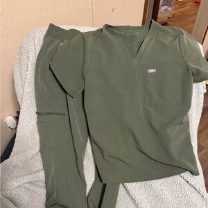 Moss colored Figs women’s scrub set